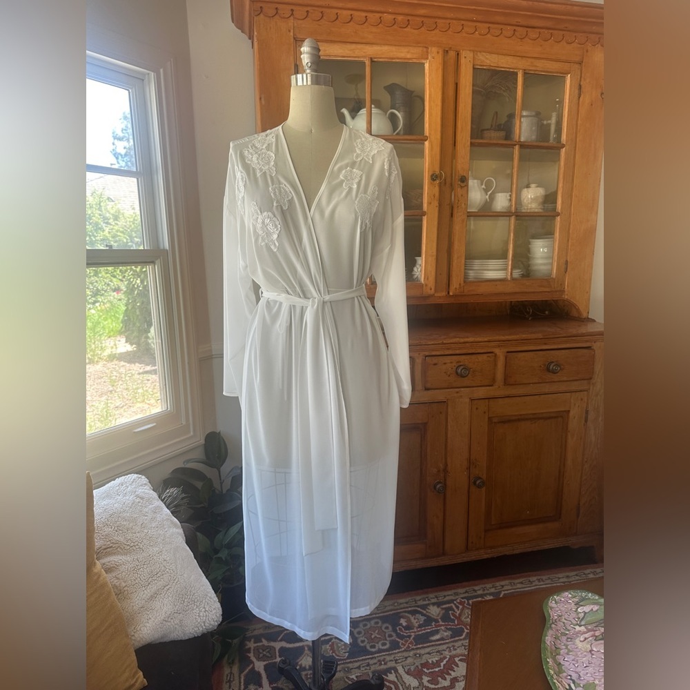 Gorgeous Vintage Lace-Trim Bridal Robe in Off White with Embroidery